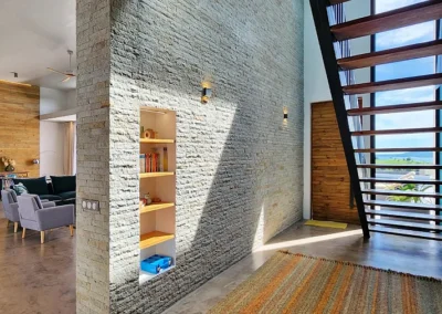 Photographie d'intérieur du Corridor avec vue extérieure