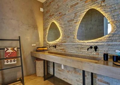 Photographe avec détail de salle de bain