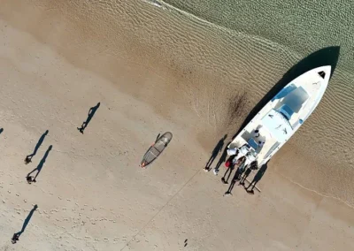Ombres sur la plage de Nosy Be en drone