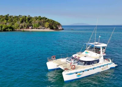 Vue drone catamaran Adventurer en face de Kismany