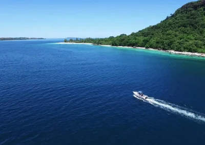 Vue drone bateau et arrivée sur ile Kalakajoro