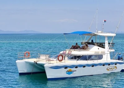Plan serré du catamaran par drone